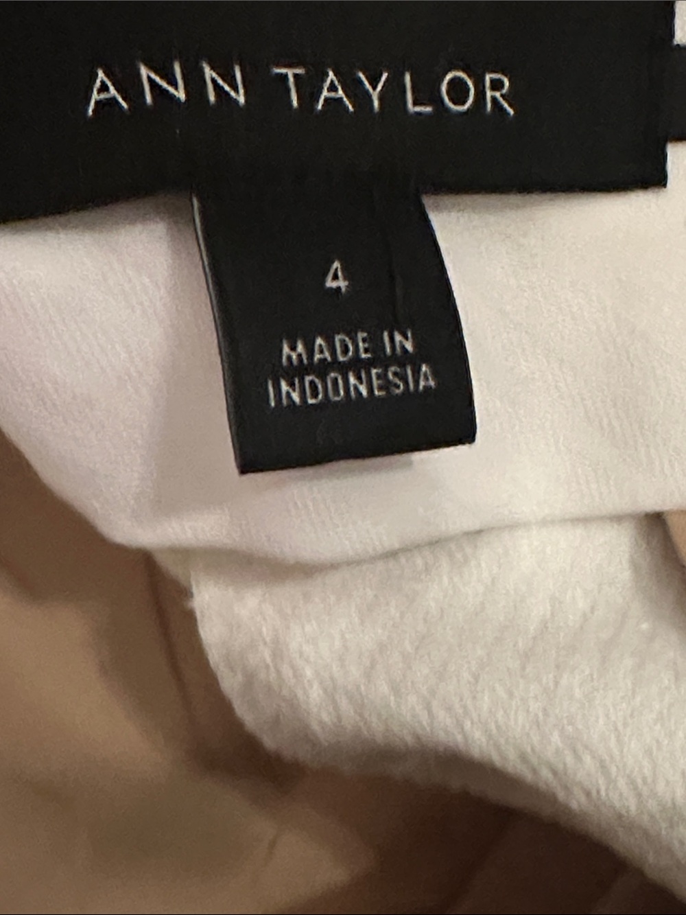 Ann Taylor Cropped Ankle Pants in Cream NWOT - Picture 3 of 8